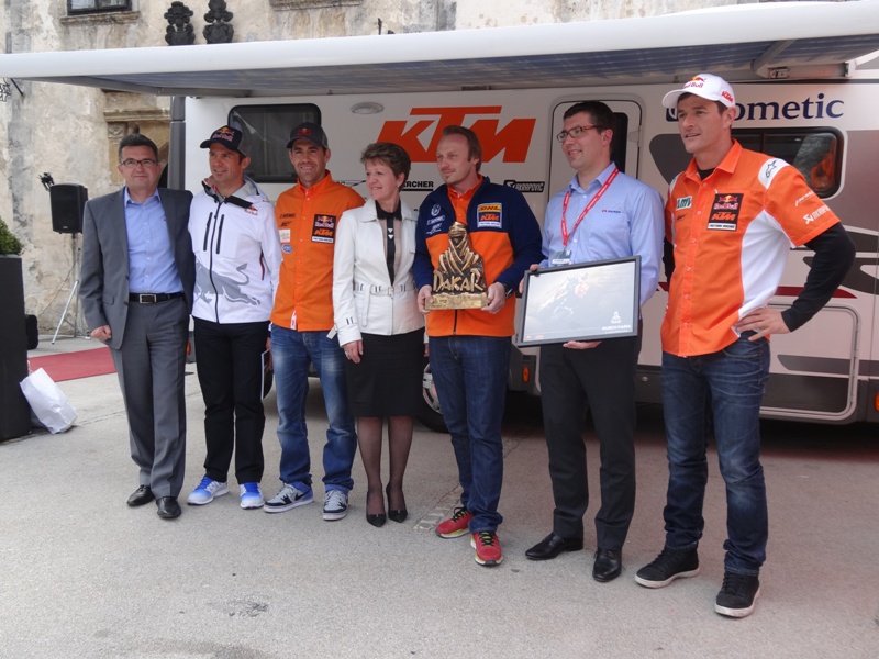 Zmagovalna ekipa KTM skupaj z vodstvom Adrie Mobil