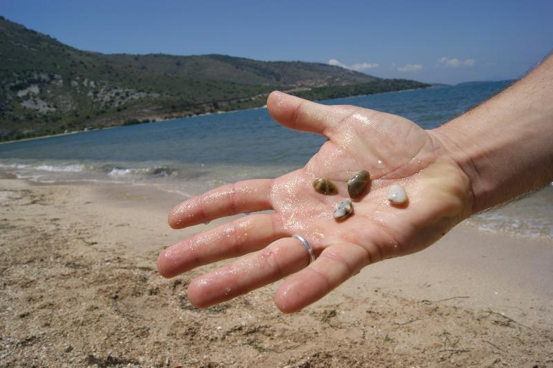 Kamenčki na plaži Plataria blizu Igumenitse